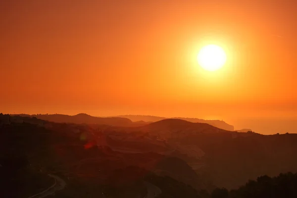 Zomer landschap in de bergen met de zon — Stockfoto