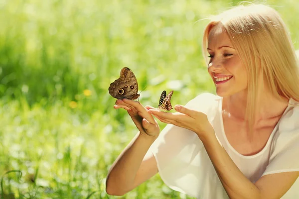 Mulher brincando com uma borboleta — Fotografia de Stock