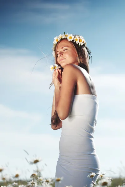 Lány ruha-a százszorszép virág mező — Stock Fotó
