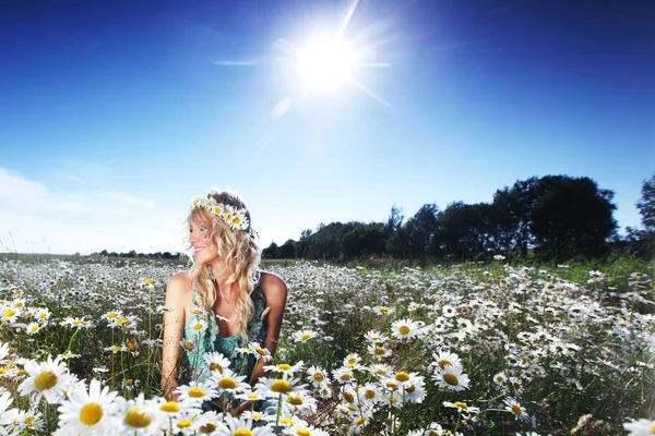 Девушка в платье на цветочном поле — стоковое фото