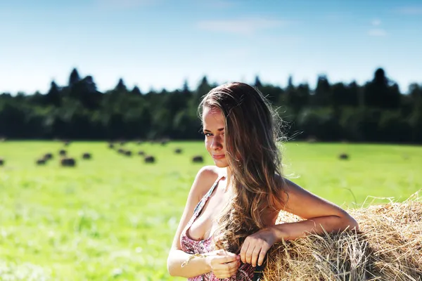 干し草のスタックの隣の女の子 — ストック写真