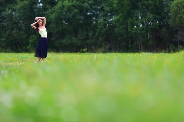 Mulher no campo de grama verde — Fotografia de Stock