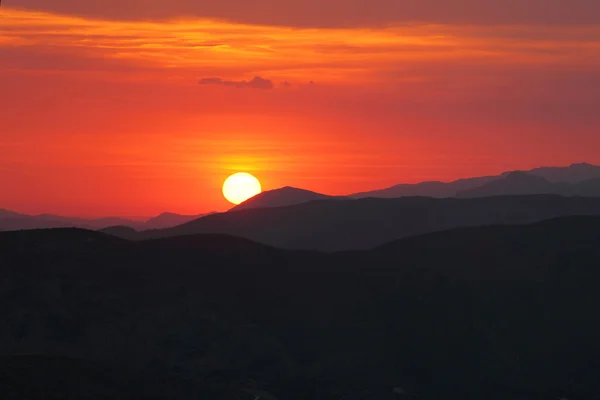 Güneşli dağlarda yaz manzarası — Stok fotoğraf