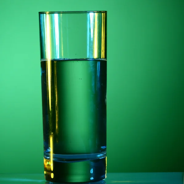 Wasser auf Grün — Stockfoto