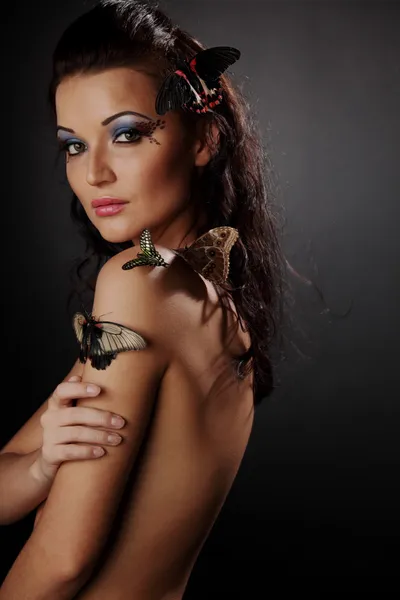 Vrouw en vlinder — Stockfoto
