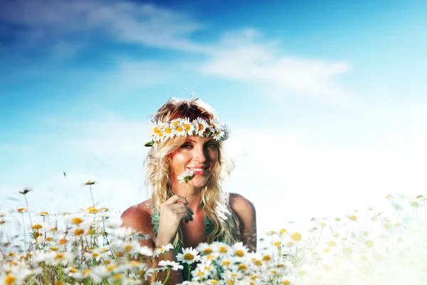 A százszorszép virág mező lány — Stock Fotó