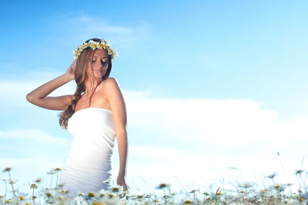 Papatya çiçekleri alanında elbiseli kız — Stok fotoğraf
