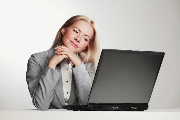 Üzleti nő dolgozik laptop — Stock Fotó
