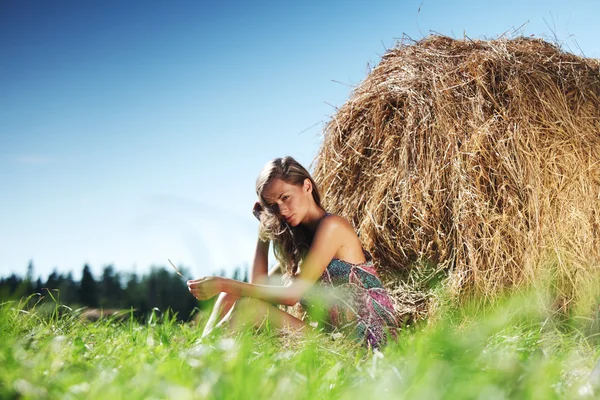 干し草のスタックの隣の女の子 — ストック写真