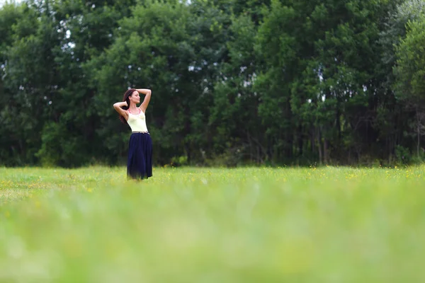 Жінка на зеленому трав'яному полі — стокове фото