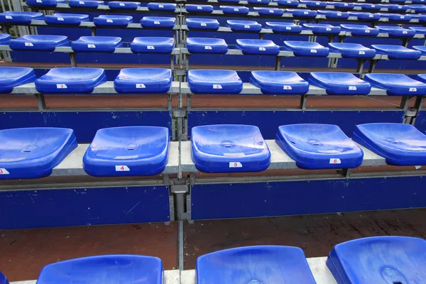 Muchos asiento vip azul y amarillo en el estadio de fútbol —  Fotos de Stock