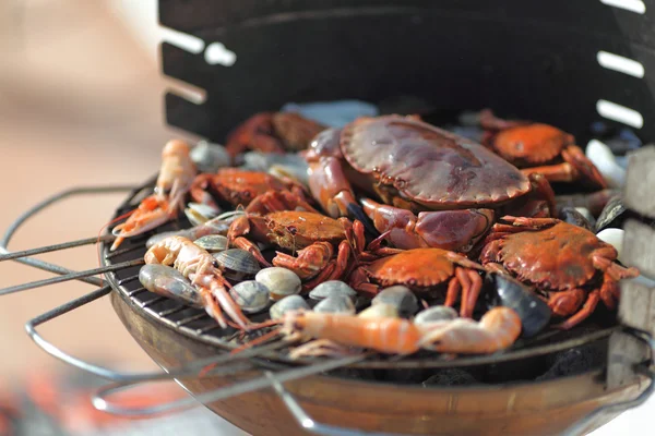 螃蟹虾在炭烤架上 — 图库照片