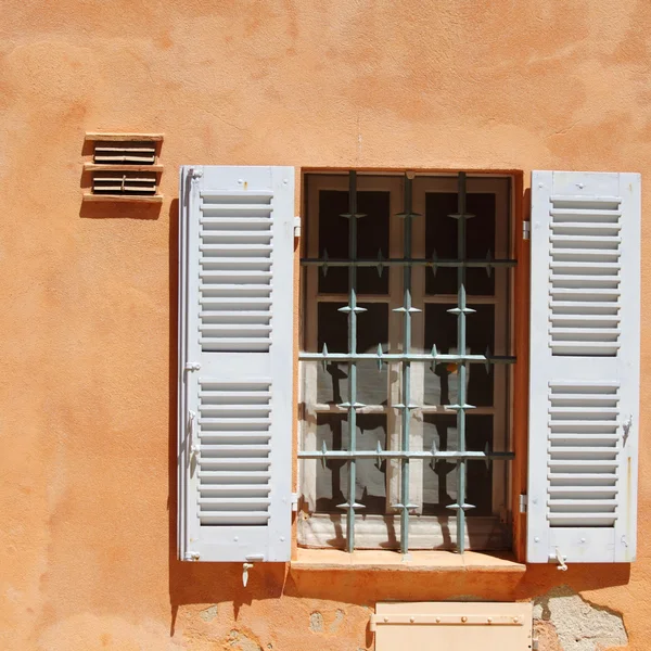 Oude venster op de muur — Stockfoto