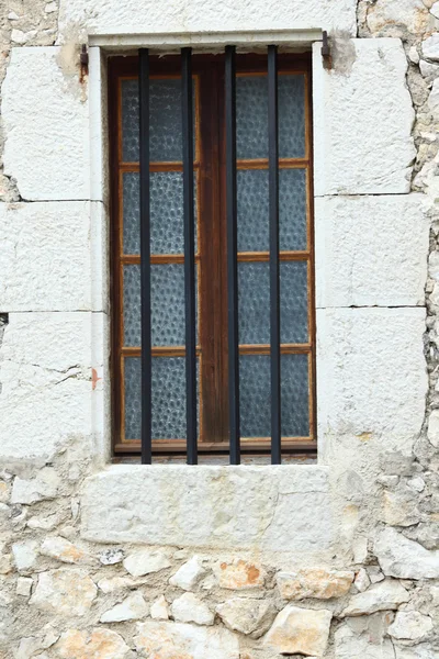 Oude venster op de muur — Stockfoto