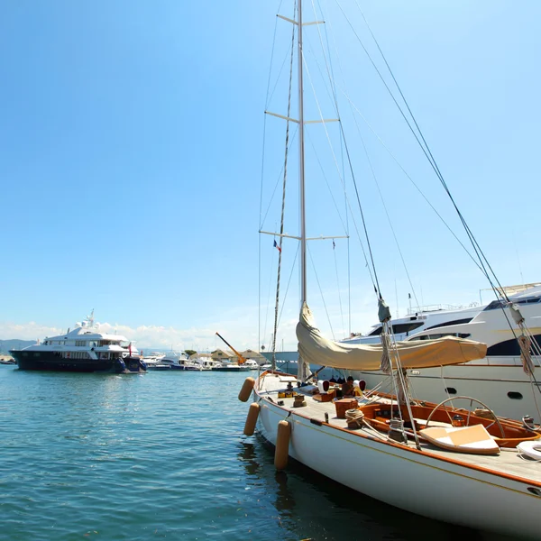 Yacht in port — Stock Photo, Image