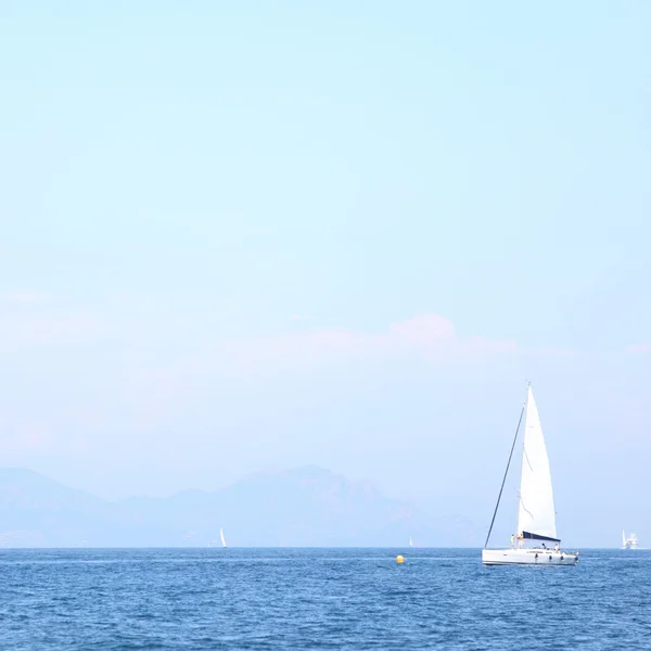 Yacht in sea — Stock Photo, Image
