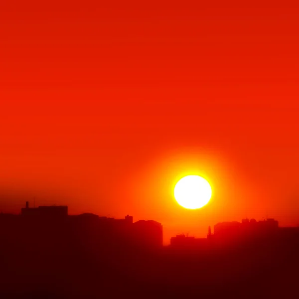 Під час заходу сонця міста — стокове фото