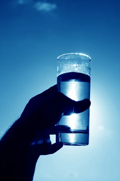 Glas Wasser in der Hand — Stockfoto