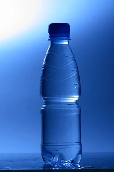 Mavi su şişe — Stok fotoğraf
