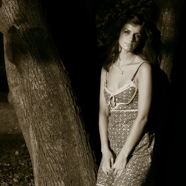 Mulher bonita sob a árvore — Fotografia de Stock