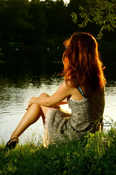 Красивая женщина на берегу озера — стоковое фото