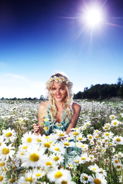Meisje in jurk op het veld van de bloemen daisy — Stockfoto