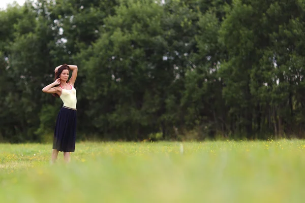 Femme sur champ d'herbe verte — Photo