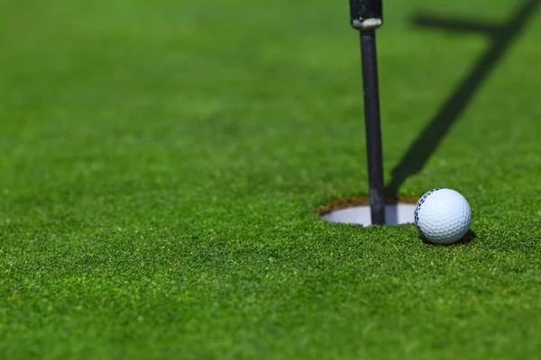 Golfball auf Becherlippe — Stockfoto