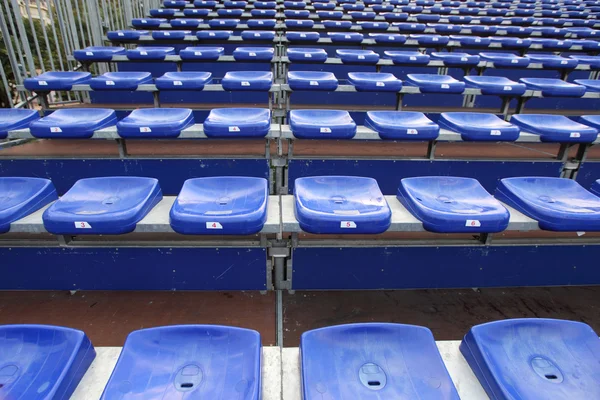 Muitos assento vip azul e amarelo no estádio de futebol — Fotografia de Stock