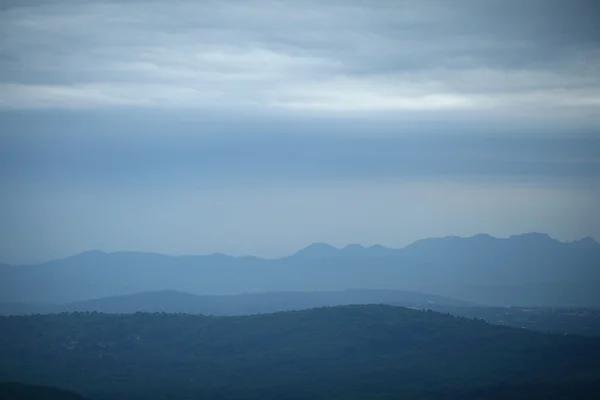 Molnigt berg landskap — Stockfoto