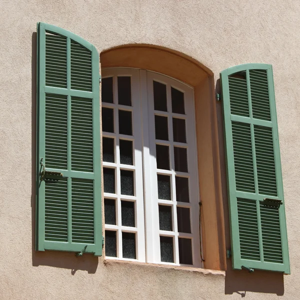 Vieja ventana en la pared — Foto de Stock
