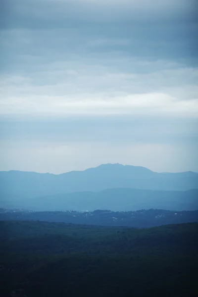 Montanhas nubladas paisagem — Fotografia de Stock