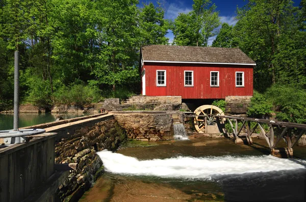 Edificio histórico de aserradero de agua vieja y presa pequeña . —  Fotos de Stock