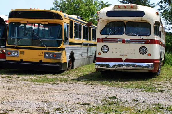 Vintage kollektivtrafik fordon - bussar. — Stockfoto