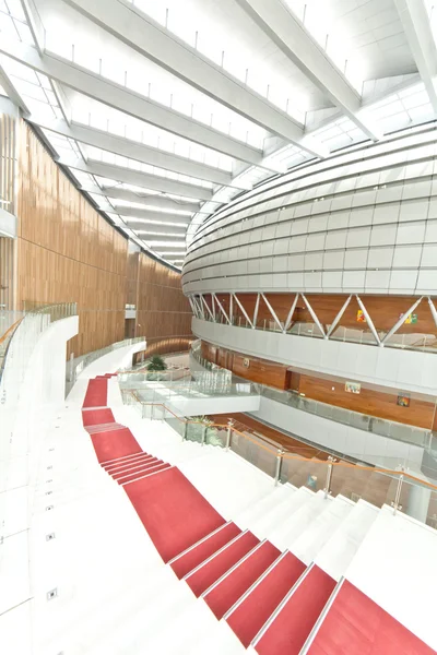 Лестница по красной ковровой дорожке в зале АС — стоковое фото