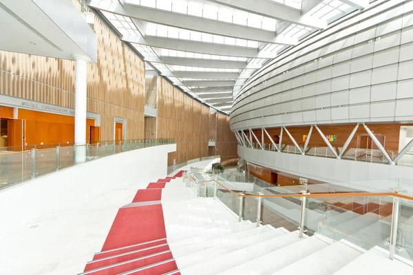 Czerwony dywan schody w holu au — Zdjęcie stockowe