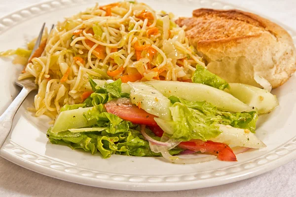 Vegetarian Pasta served with salad and bread — Stock Photo, Image