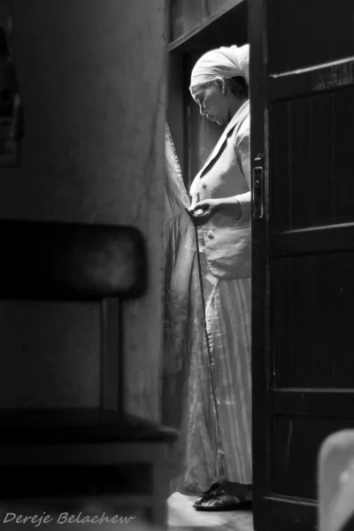 Damen bakom dörren — Stockfoto