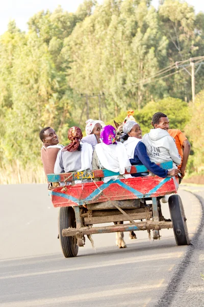 在迪拉，埃塞俄比亚中使用当地的公共交通 — 图库照片