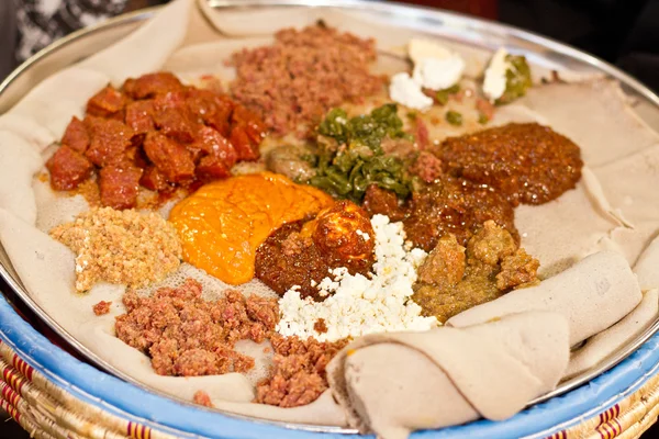 Injera 是 wot，传统的埃塞俄比亚食品 — 图库照片