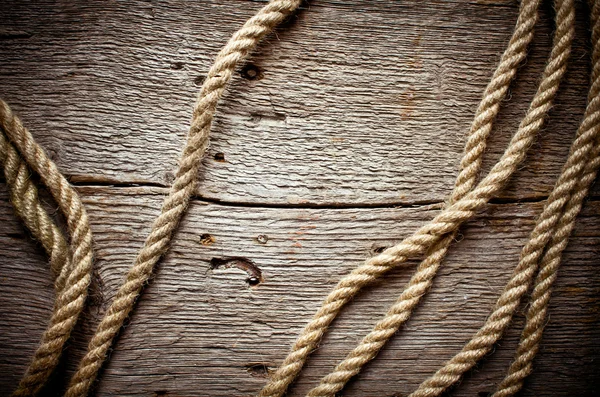 Fondo vintage con tronco di legno e corda di canapa — Foto Stock