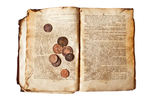 Antiguo libro decrépito con monedas de cobre — Foto de Stock