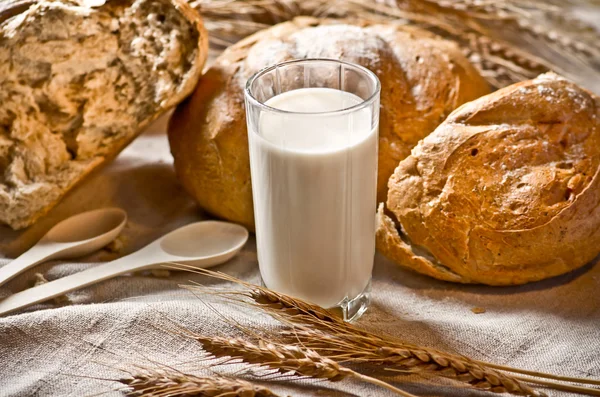 Potraviny Zátiší s mlékem a chléb — Stock fotografie