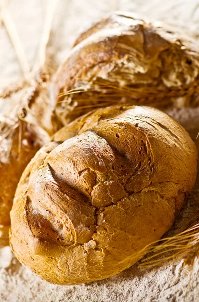 Natureza morta com farinha de pão e espigas de trigo — Fotografia de Stock