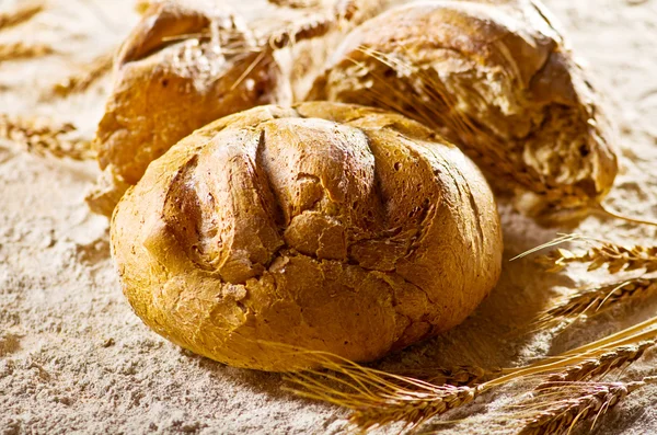Ekmek unu ve buğday kulakları ile natürmort — Stok fotoğraf