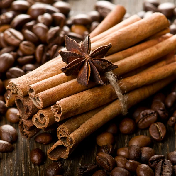 Cinnamon and coffee beans — Stock Photo, Image