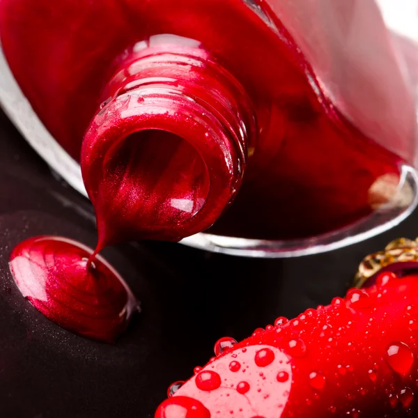 Esmalte de uñas rojo sobre negro — Foto de Stock