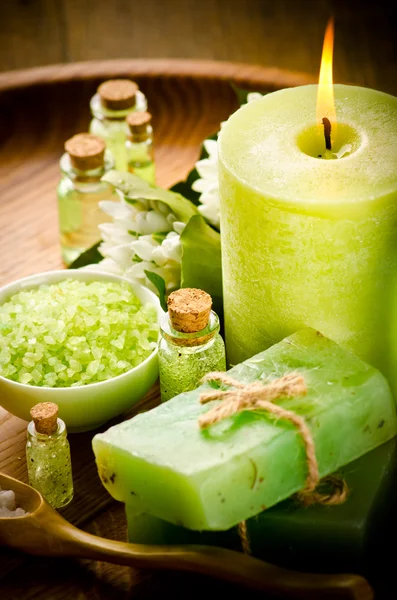 Grünes Wellness-Stillleben mit handgemachter Seife — Stockfoto