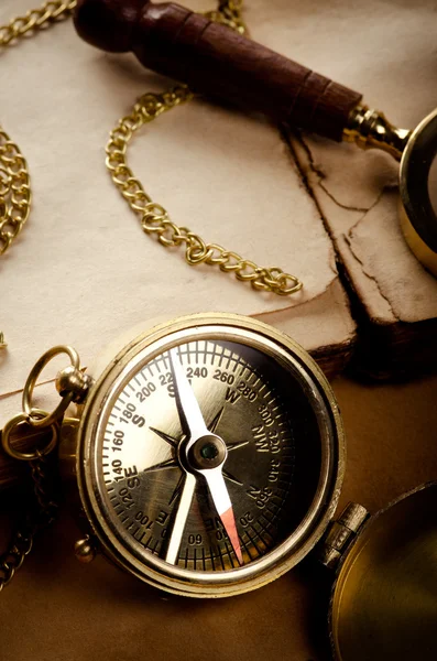 Vintage Hintergrund mit altem Kompass — Stockfoto