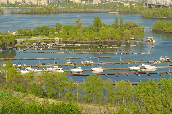 Дніпро річки і човен станції — стокове фото